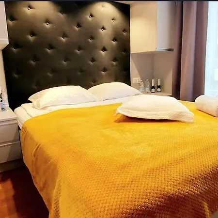 Miodowy Z Balkonem, Hustawka, Garazem I Faktura